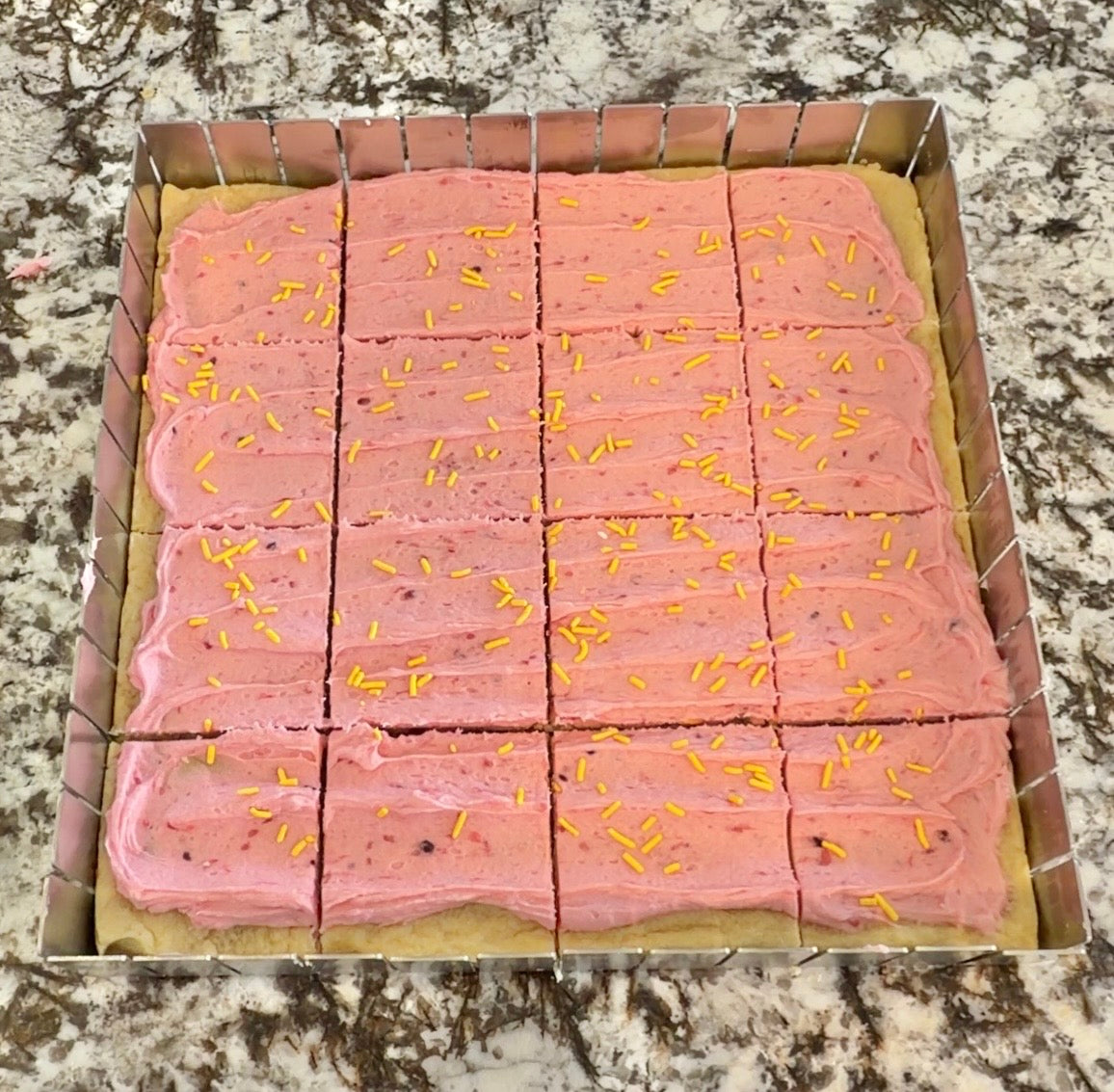 Raspberry Lemonade Sugar Cookie Bars 🍋