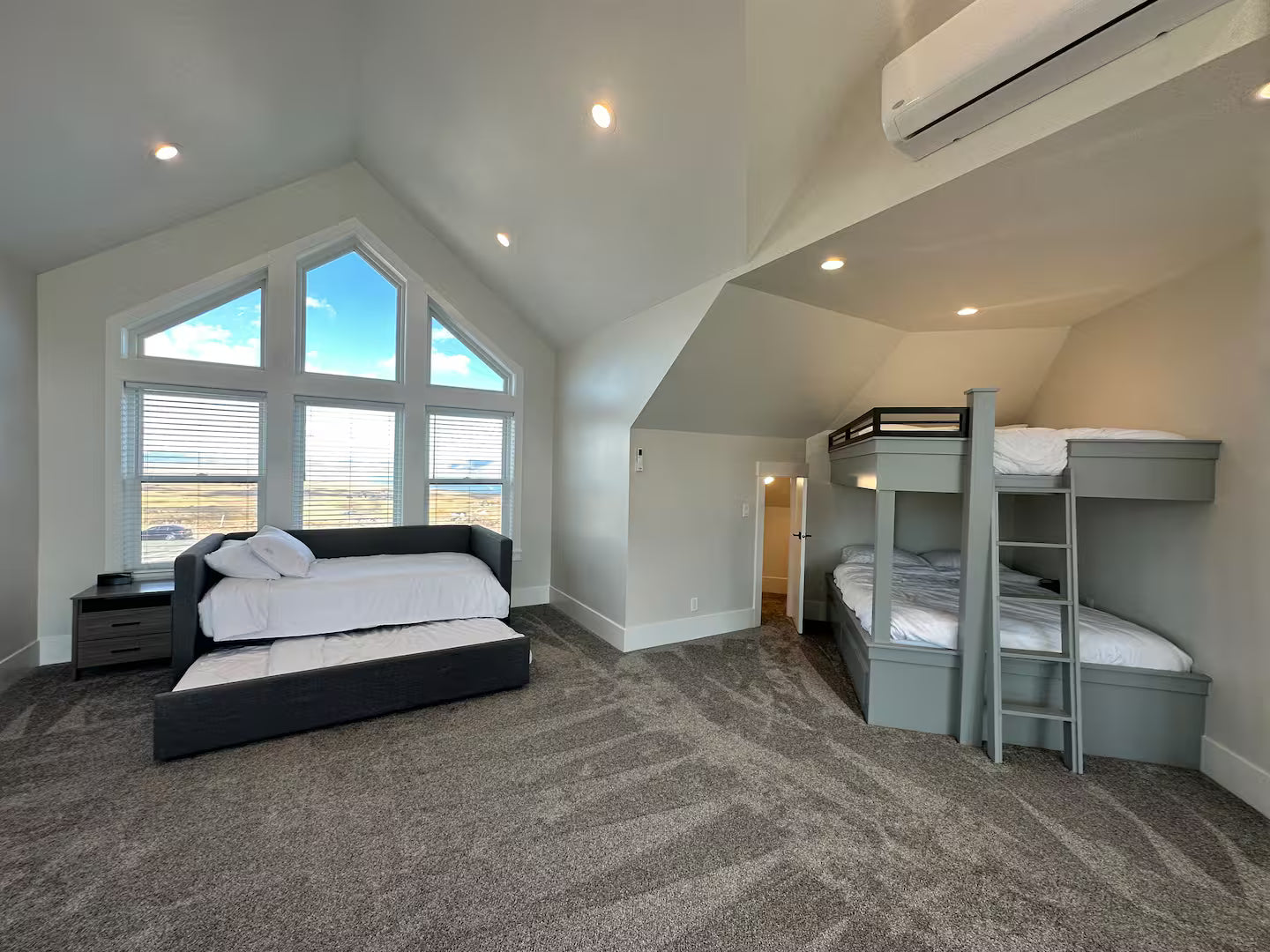 The Milk Chocolate Dream Room - 5 beds available - BEAR LAKE